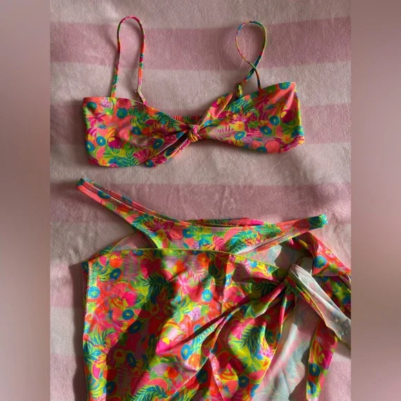 White Fox Boutique Tropicana Print Bikini and Sarong, L/XL 🍍🌺🍹 - Picture 4 of 10